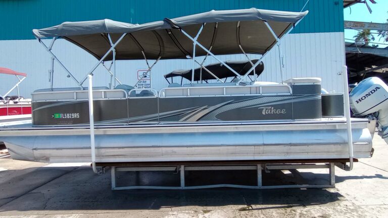 side view of 25 foot tritoon boat with double bimini